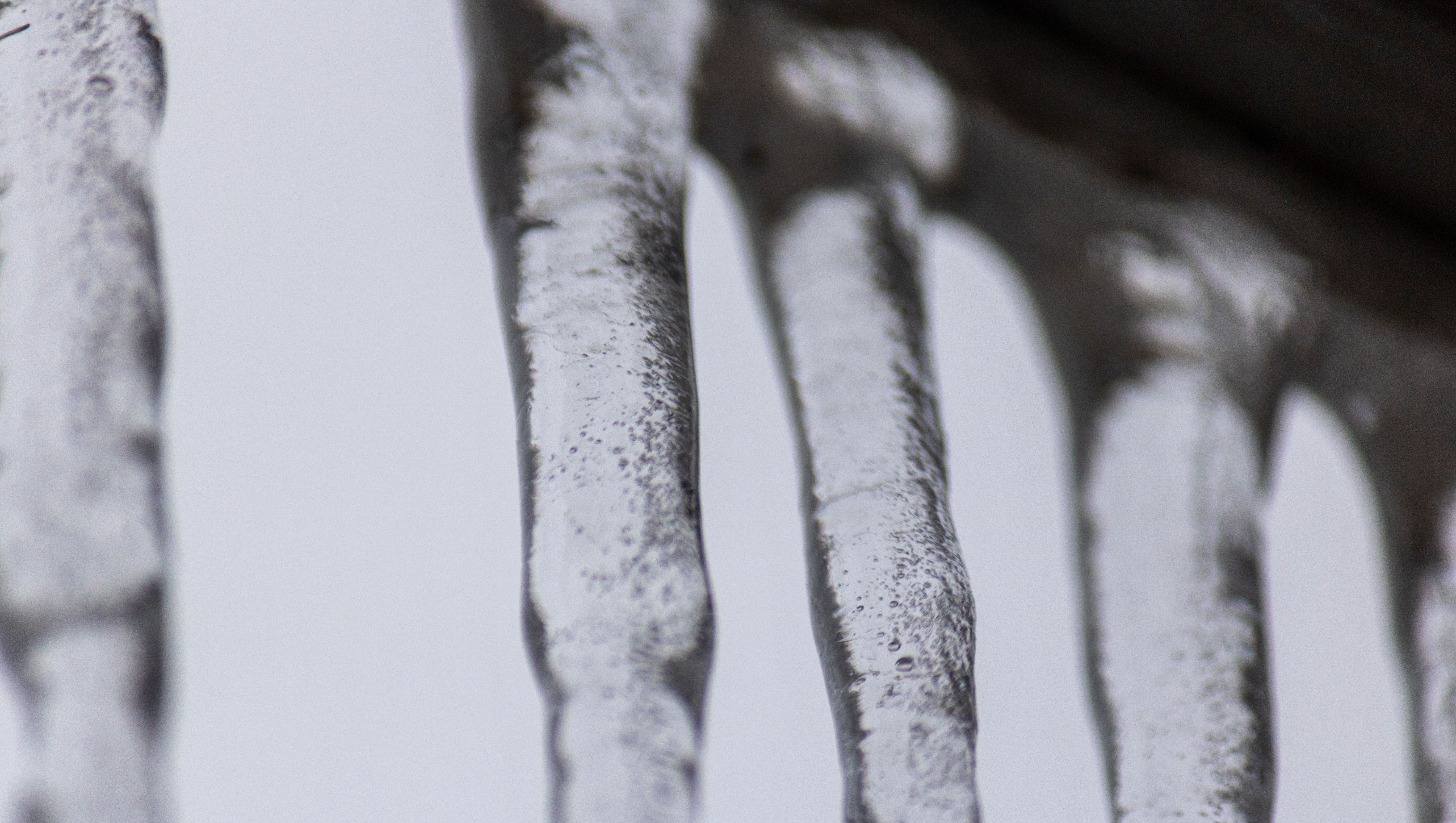 närbild på istappar